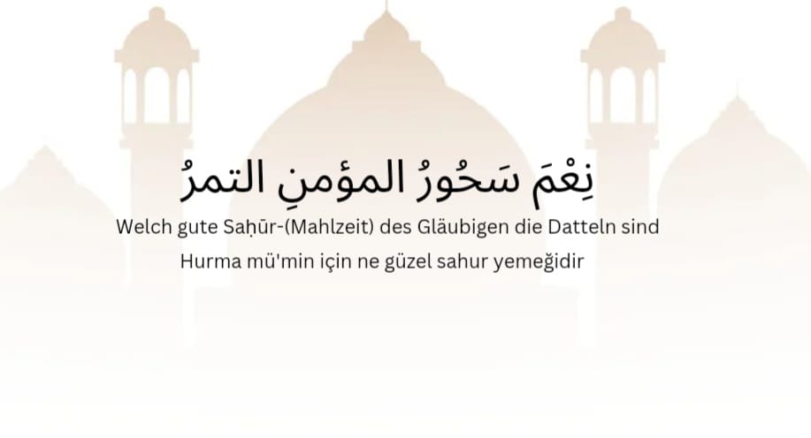 Arabische Schrift mit dem Text: 'Welch gute Saḥūr-(Mahlzeit) des Gläubigen die Datteln sind', darunter auf Türkisch: 'Hurma mü'min için ne güzel sahur yemeğidir'.