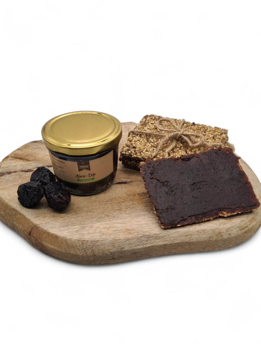 Ajwa-Dip von YOUNILIA mit Datteln und Knäckebrot auf Holzbrett – gesund und aromatisch