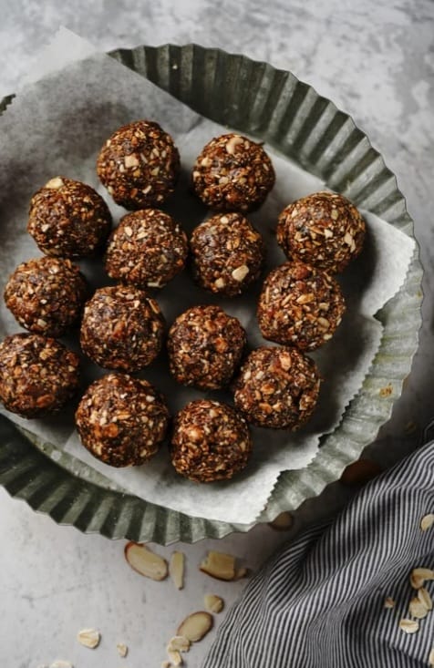 Dattel Energy Balls mit Nüssen, in einer Papierform platziert.