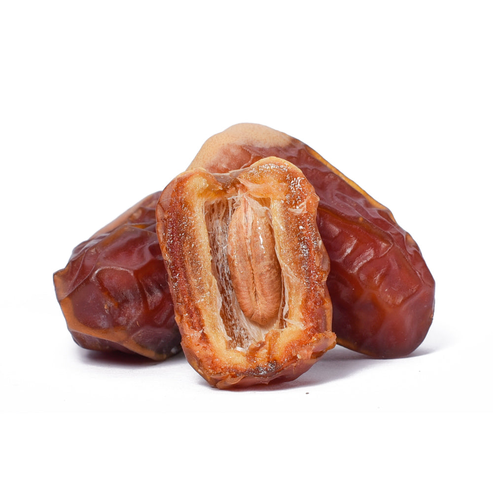Aufgeschnittene Segai Datteln mit sichtbarem Kern.