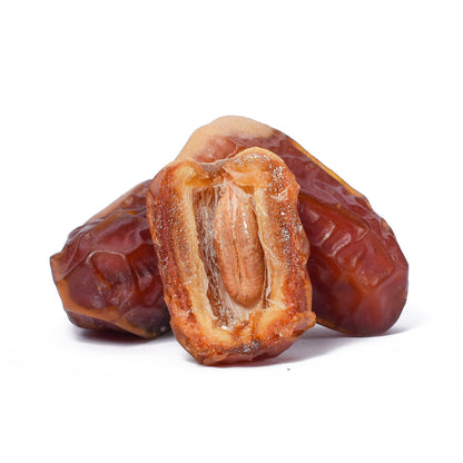 Aufgeschnittene Segai Datteln mit sichtbarem Kern.