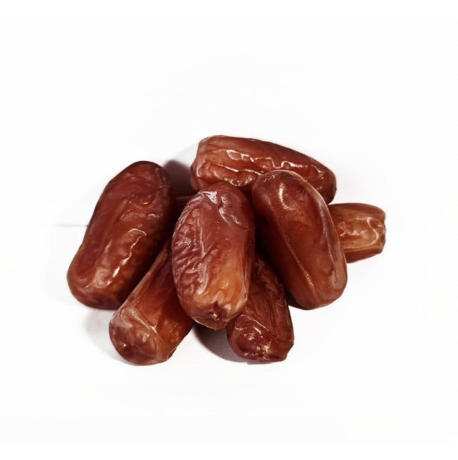 Deglet Nour Datteln mit Kern auf weißem Hintergrund