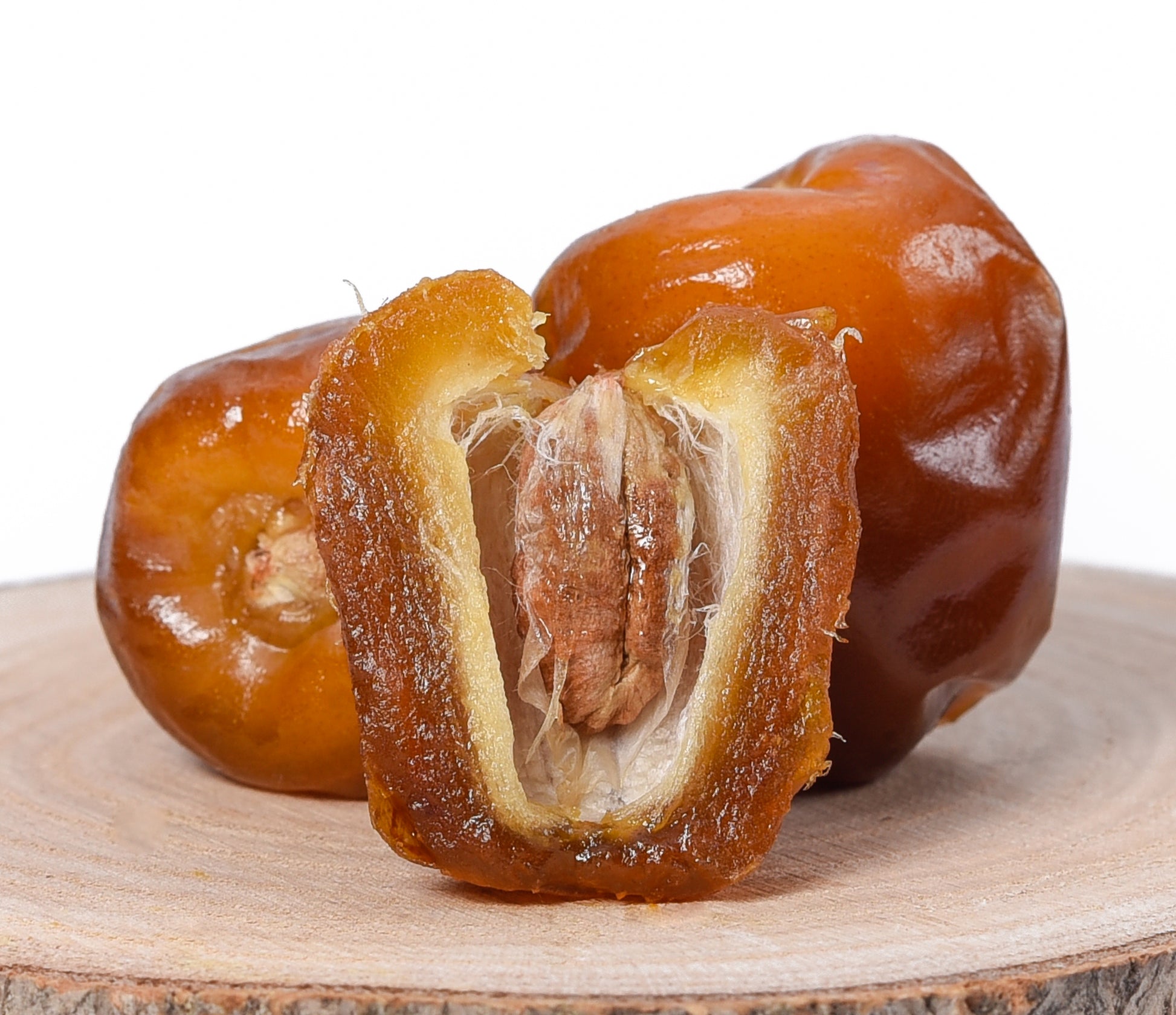Frische Soukari Routab Datteln, saftig und süß, mit einem vollen Kern, ideal als Snack oder zum Naschen