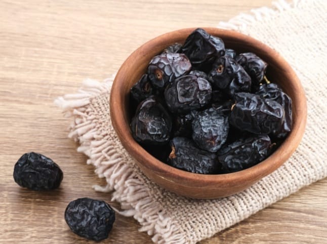 Ajwa Datteln in einer Schale, saftig und aromatisch, ideal als gesunder Snack
