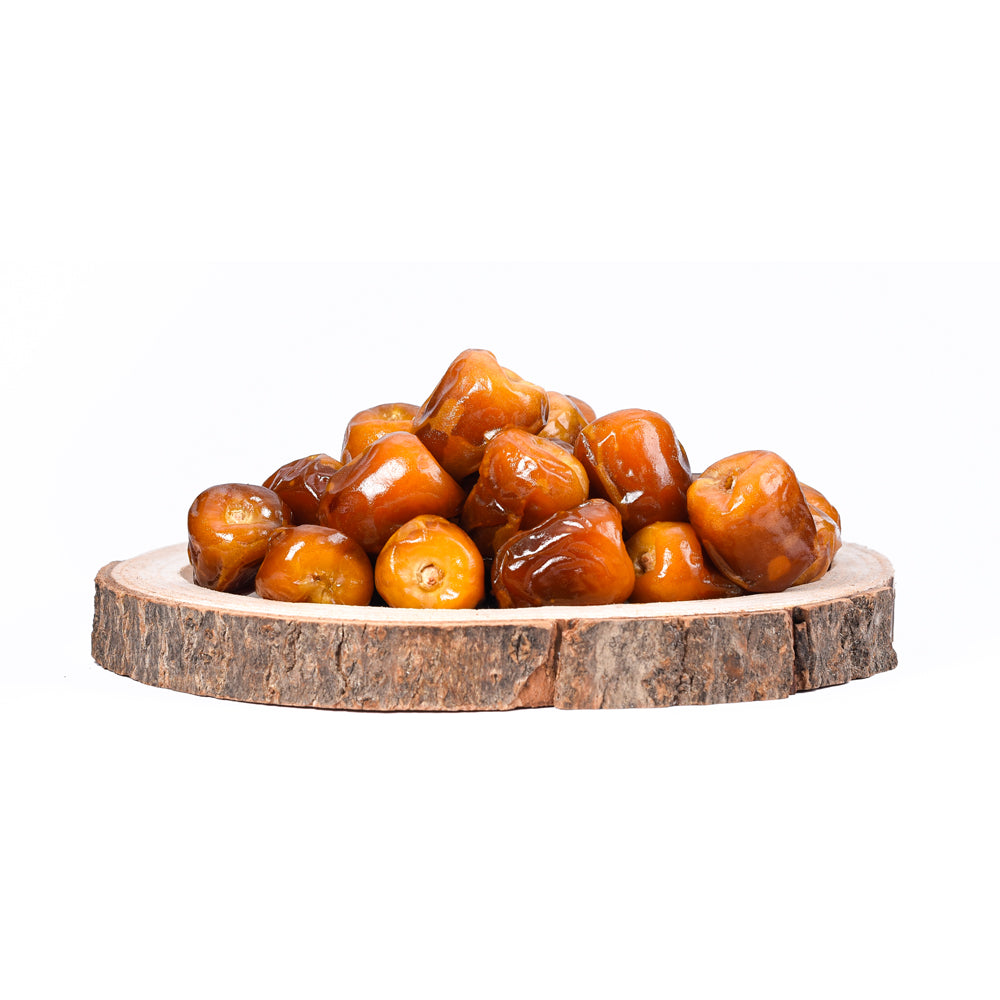 Sukkari Soft Datteln, frisch und glänzend, in einer dekorativen Holzschale.
